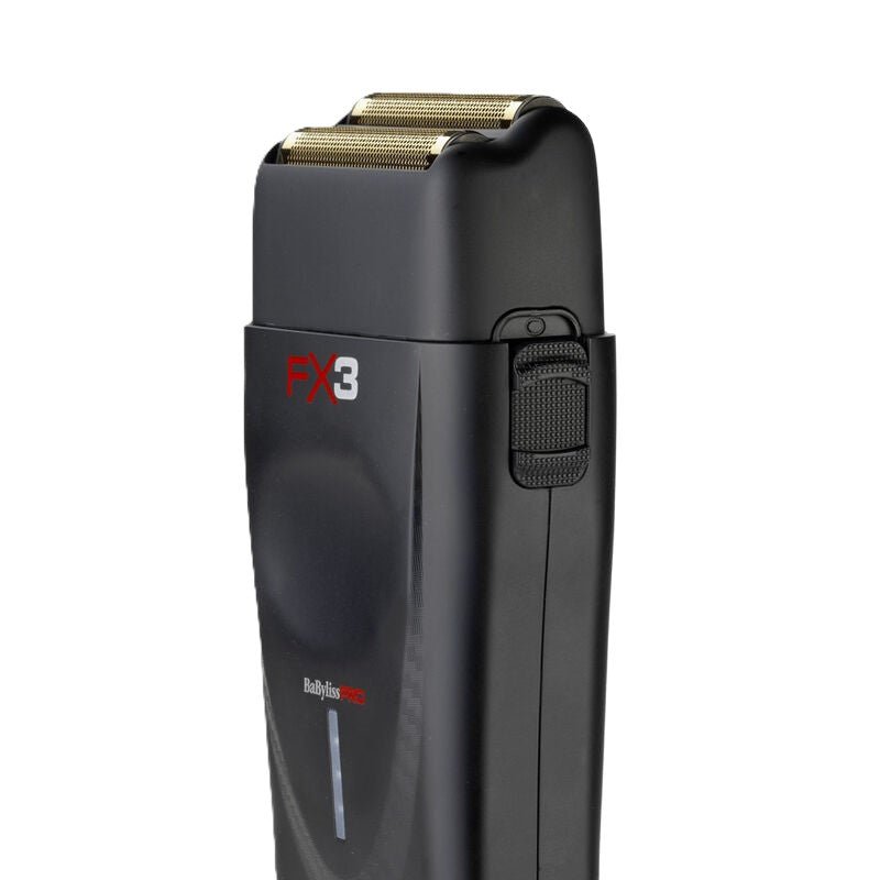 Babyliss Pro 4Artist Shaver FX3 rasoio a doppia lamina oroTi - HairShopXHairShopXHairShopX1000003030050179439Babyliss Pro 4Artist Shaver FX3 rasoio a doppia lamina oroTi, visto da vicino con design ergonomico e lame dorate.