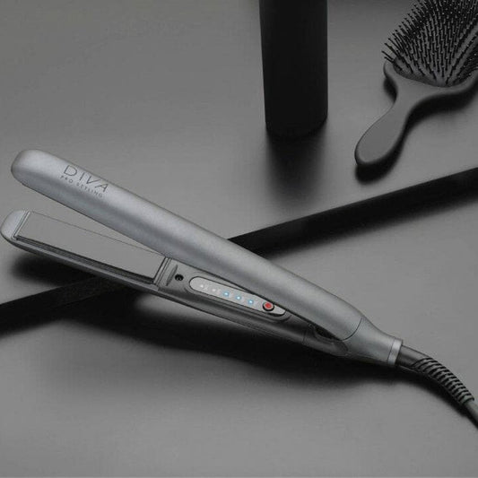 Diva Pro Styling Precious Metals Titanium - Piastra Professionale per Capelli - HairShopXPIASTRA PER CAPELLIDiva Pro StylingHairShopXDIV0255060412983563Diva Pro Styling Precious Metals Titanium - Piastra Professionale per Capelli